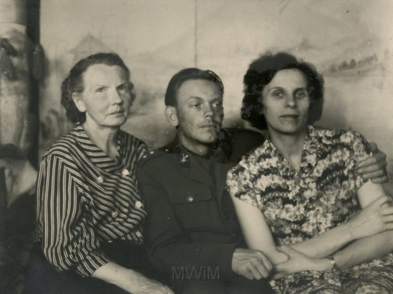 KKE 4174-70.jpg - Eugeniusz Zabagoński z mamą Genowefą i kuzynką Fiekcią, Kowno.